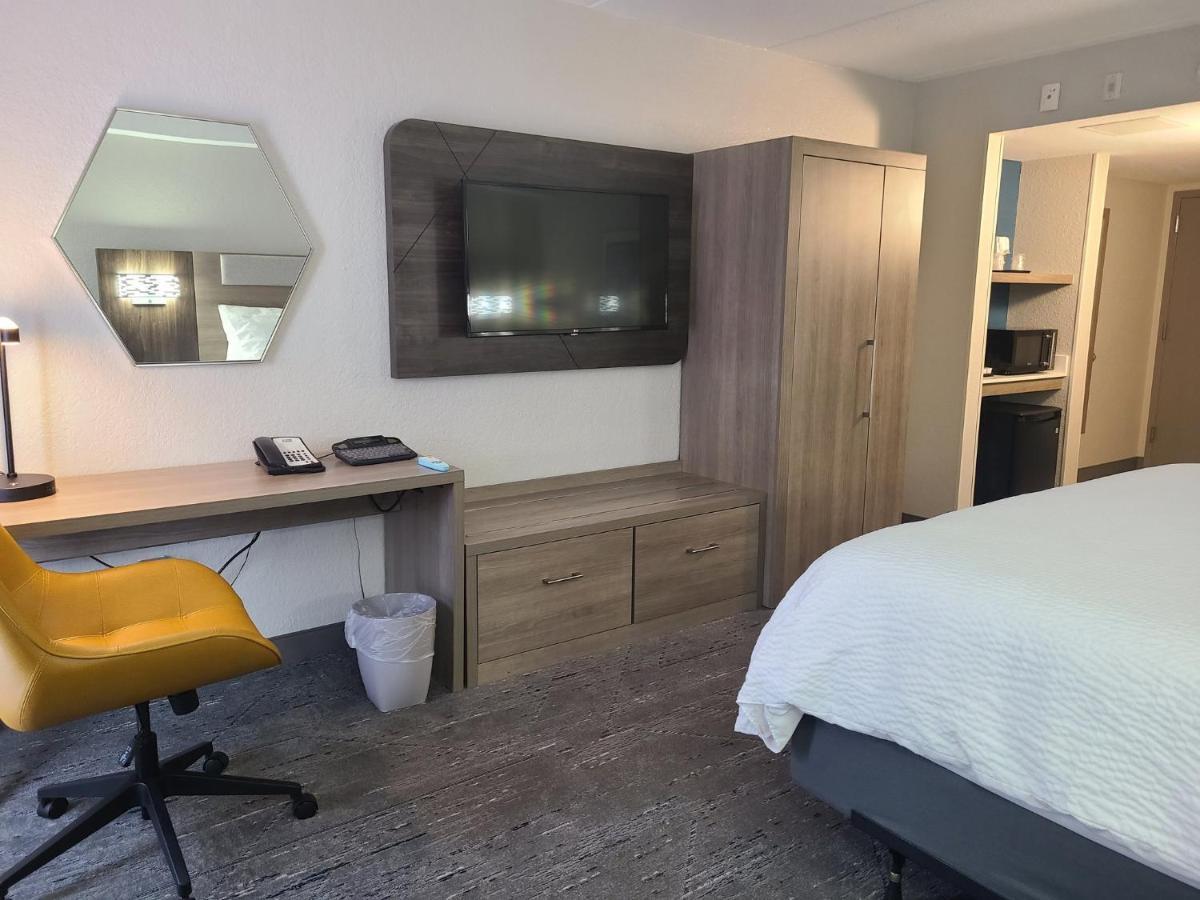 Holiday Inn Express Fort Lauderdale North - Executive Airport By Ihg Экстерьер фото
