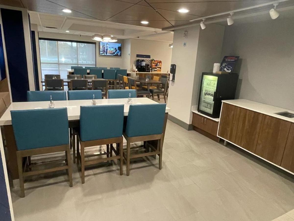 Holiday Inn Express Fort Lauderdale North - Executive Airport By Ihg Экстерьер фото