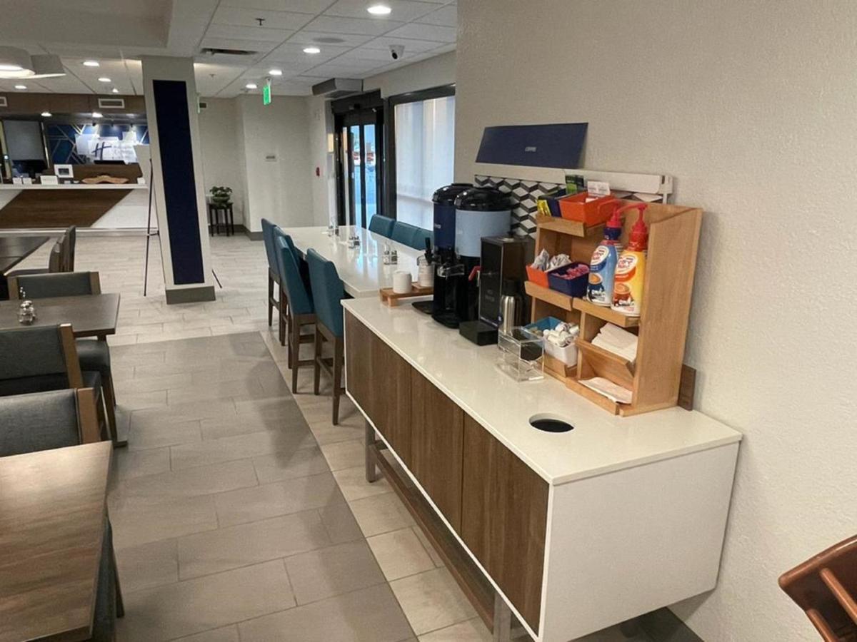 Holiday Inn Express Fort Lauderdale North - Executive Airport By Ihg Экстерьер фото