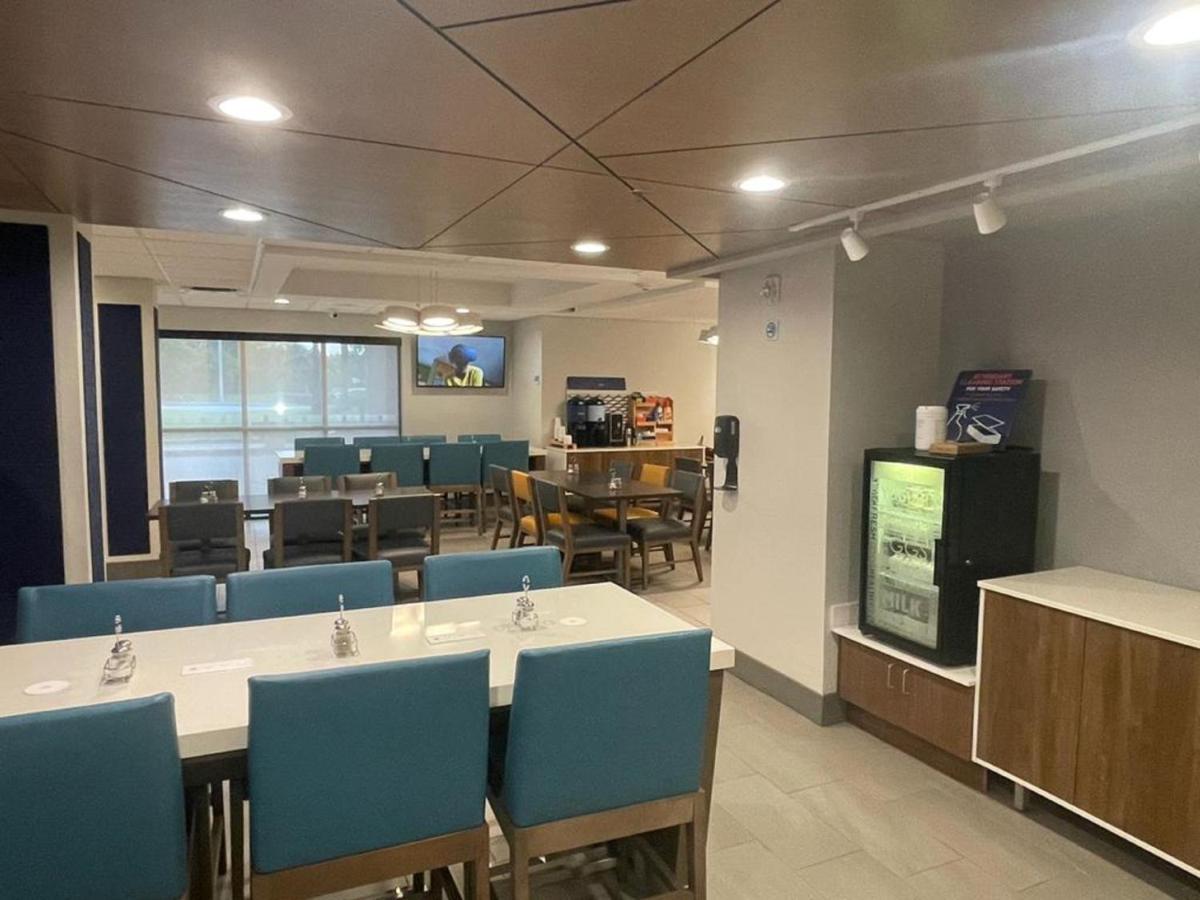 Holiday Inn Express Fort Lauderdale North - Executive Airport By Ihg Экстерьер фото