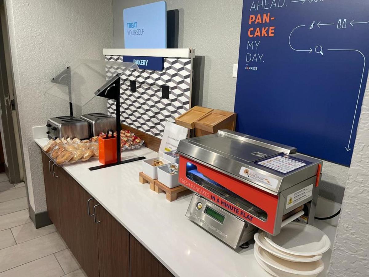 Holiday Inn Express Fort Lauderdale North - Executive Airport By Ihg Экстерьер фото