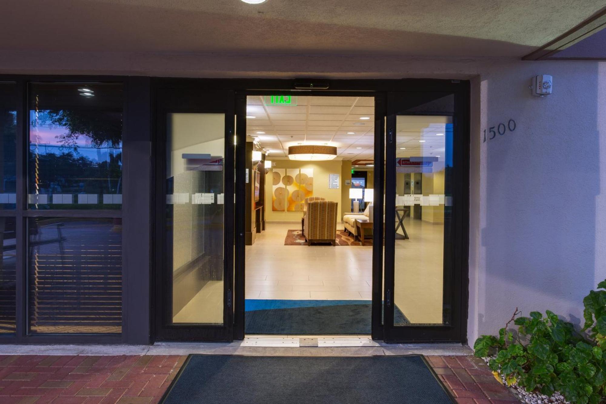 Holiday Inn Express Fort Lauderdale North - Executive Airport By Ihg Экстерьер фото